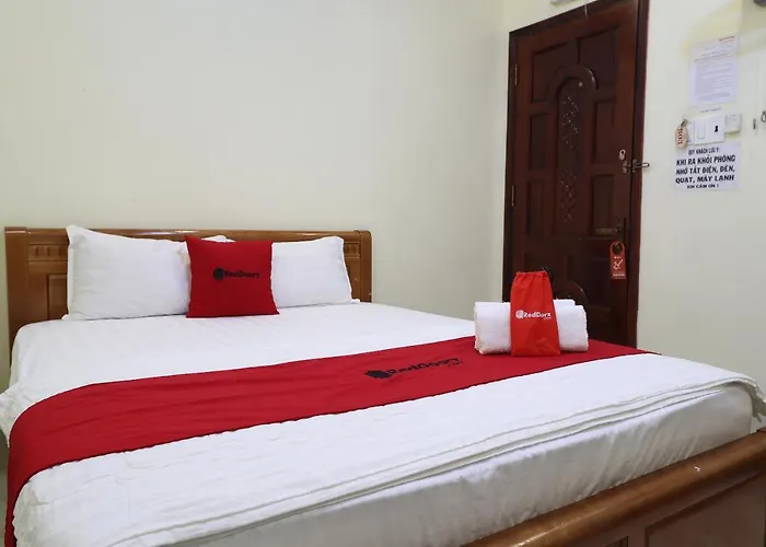 Reddoorz Plus @ Dong Den Street